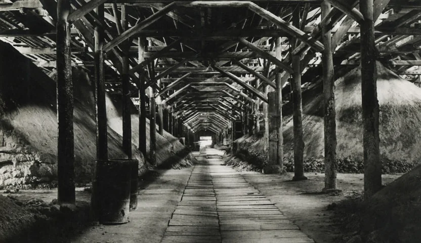 1913年創業当時の工場内を写したモノクロ写真