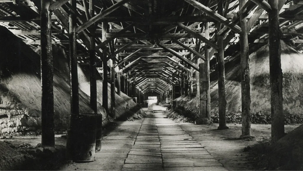 1913年創業当時の工場内を写したモノクロ写真