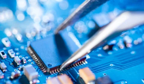 ピンセットで半導体チップを扱う基板