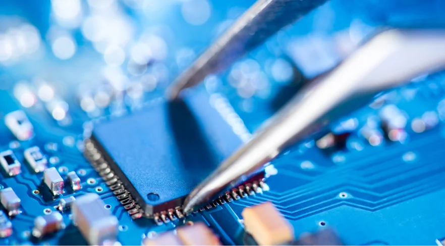 ピンセットで半導体チップを扱う基板