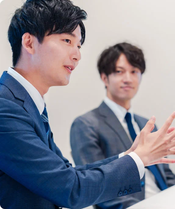 スーツ姿で話し合う2人の社員