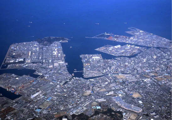 愛媛工場と沿岸部を空から見た全景