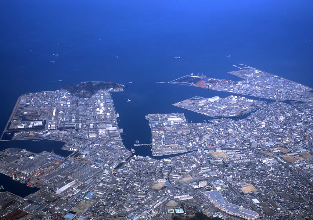 愛媛工場と沿岸部を空から見た全景