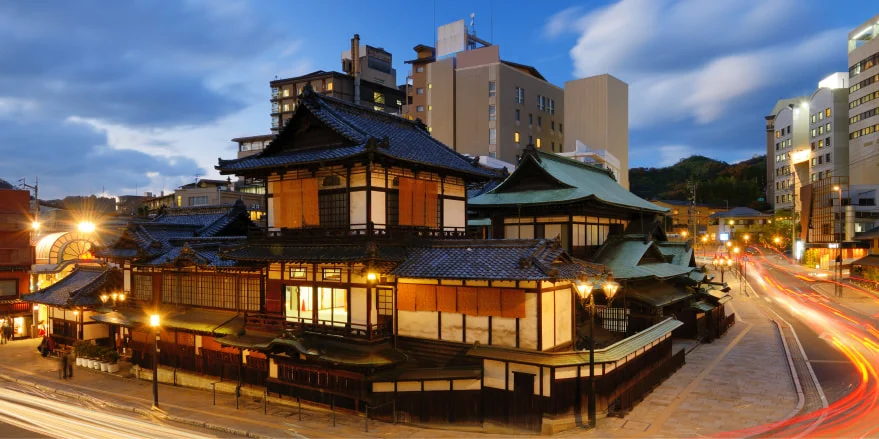 夜の道後温泉本館の建物