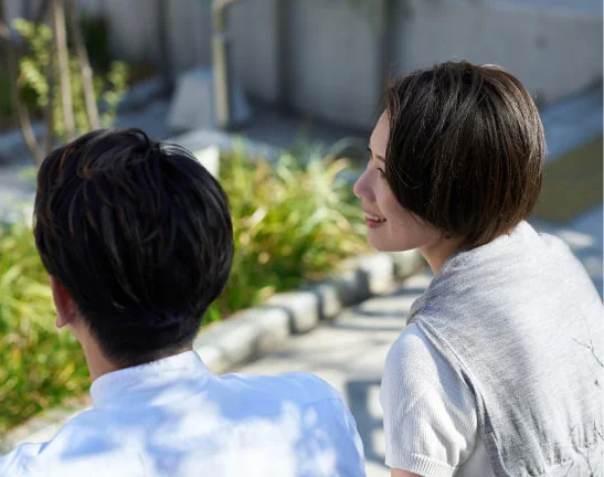 屋外で言葉を交わす男女