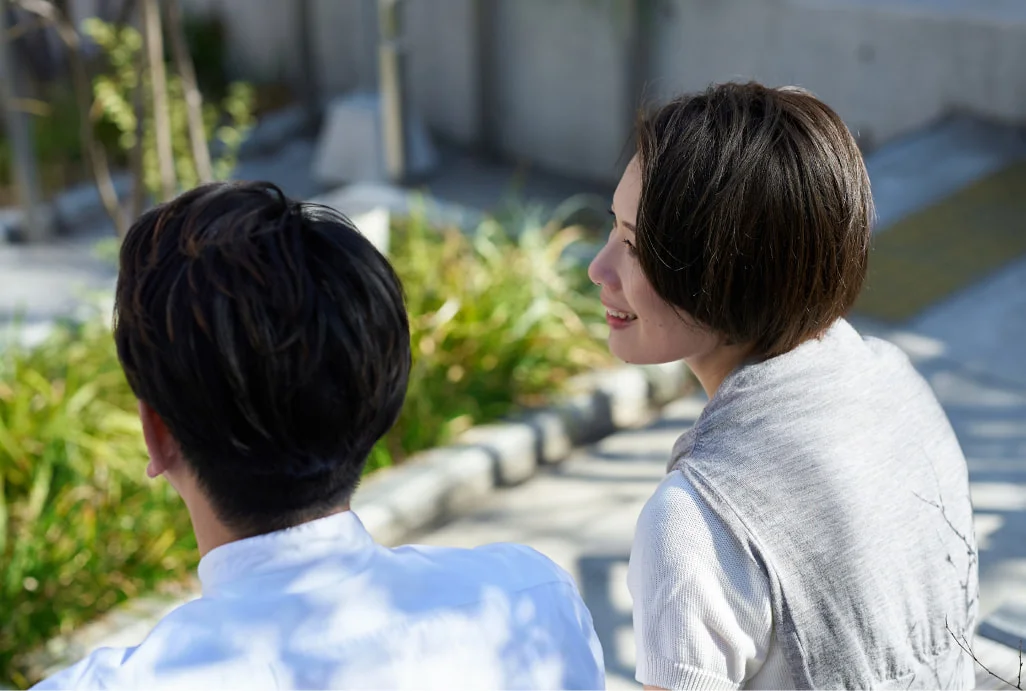 屋外で言葉を交わす男女