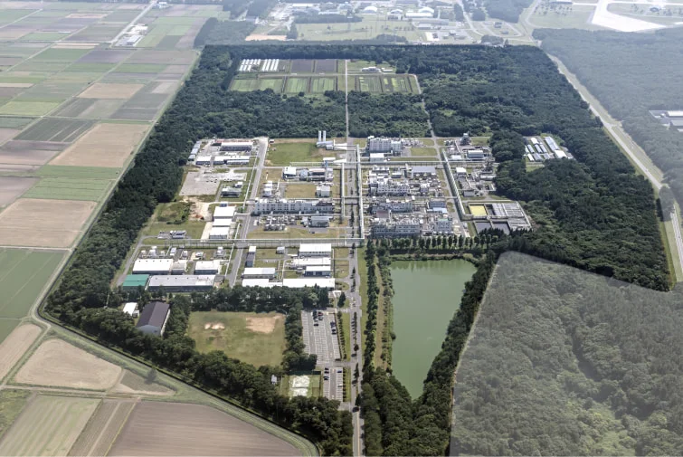 三沢工場と周辺の田畑を空から見た全景