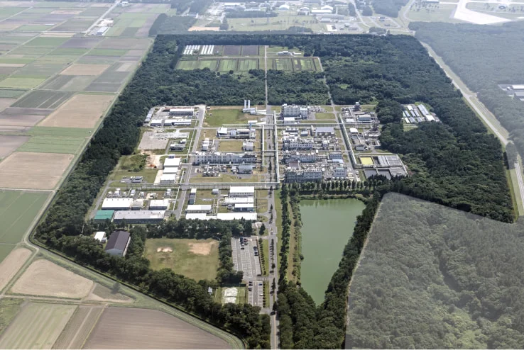 三沢工場と周辺の田畑を空から見た全景