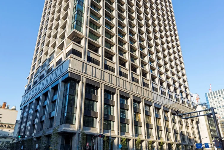 東京本社が入る高層ビルの外観