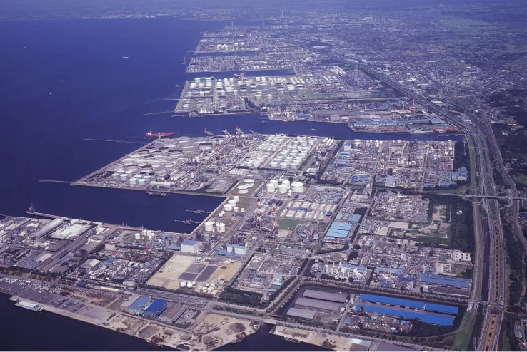 京葉工業地帯にある千葉工場の全景