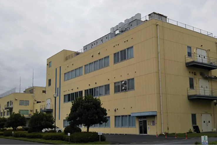 茨城工場のクリーム色の建物外観