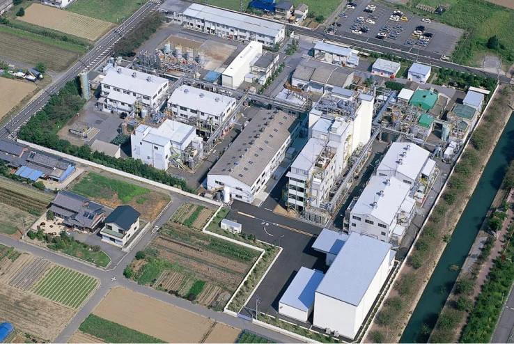 田園地帯に立つ岐阜工場の全景