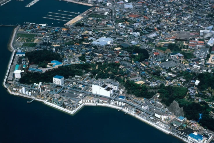 瀬戸内海に面した岡山工場の全景