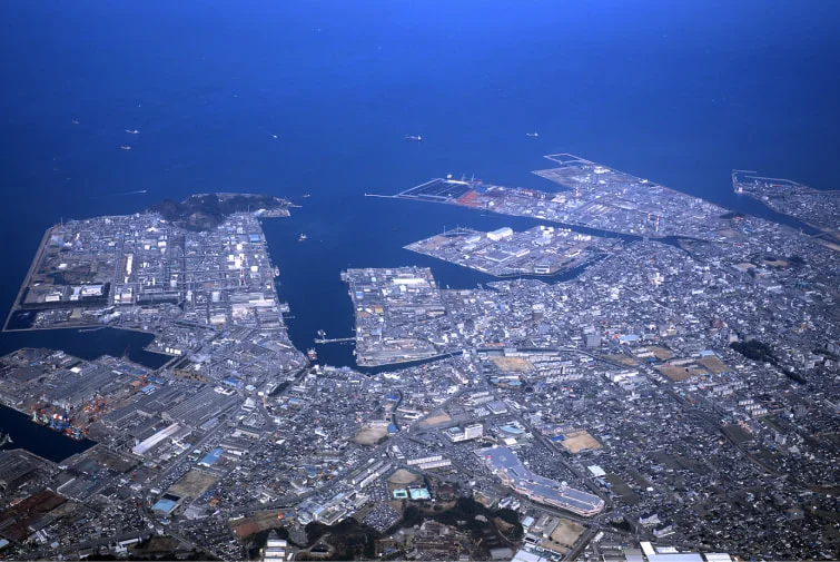 愛媛工場と沿岸部を空から見た全景
