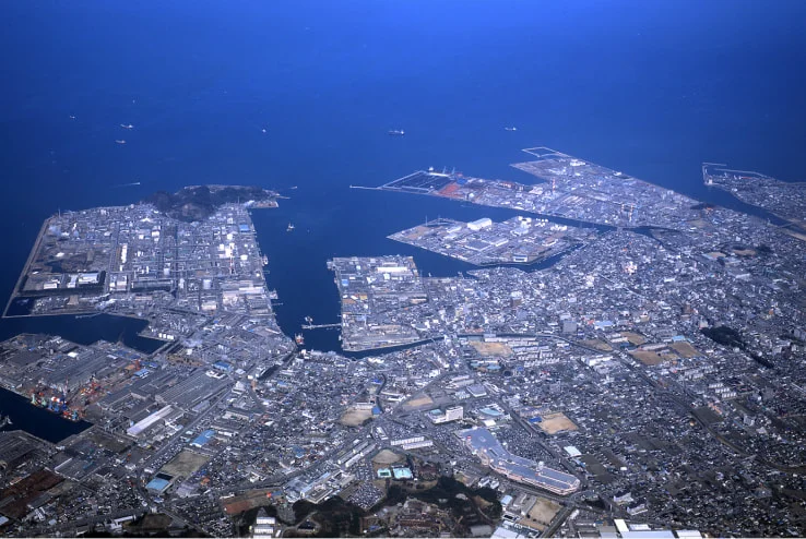 愛媛工場と沿岸部を空から見た全景