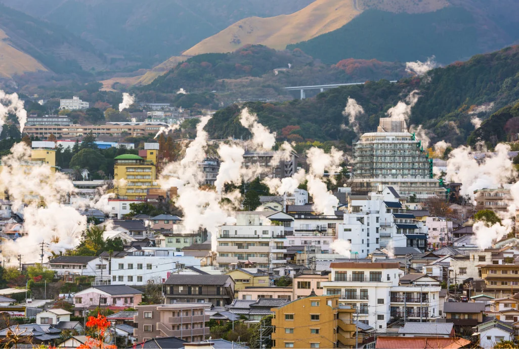 温泉の湯けむりが立つ別府の街並み