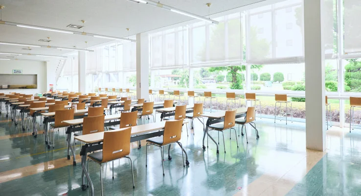 テーブルが並ぶ明るい社員食堂