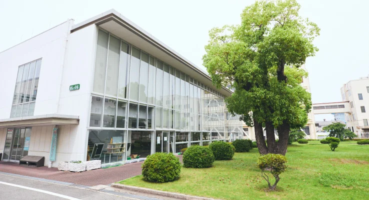 緑に囲まれた研究棟の外観