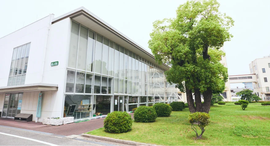 緑に囲まれた研究棟の外観