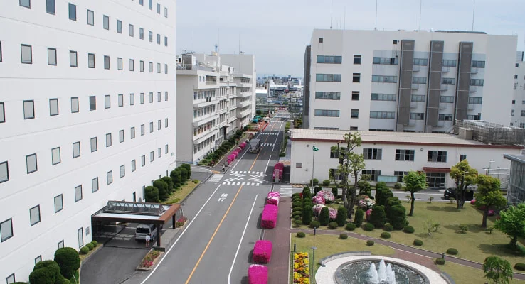 花壇と噴水広場がある事業所の敷地