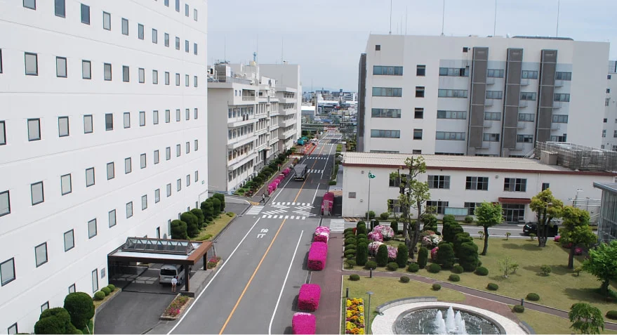 花壇と噴水広場がある事業所の敷地