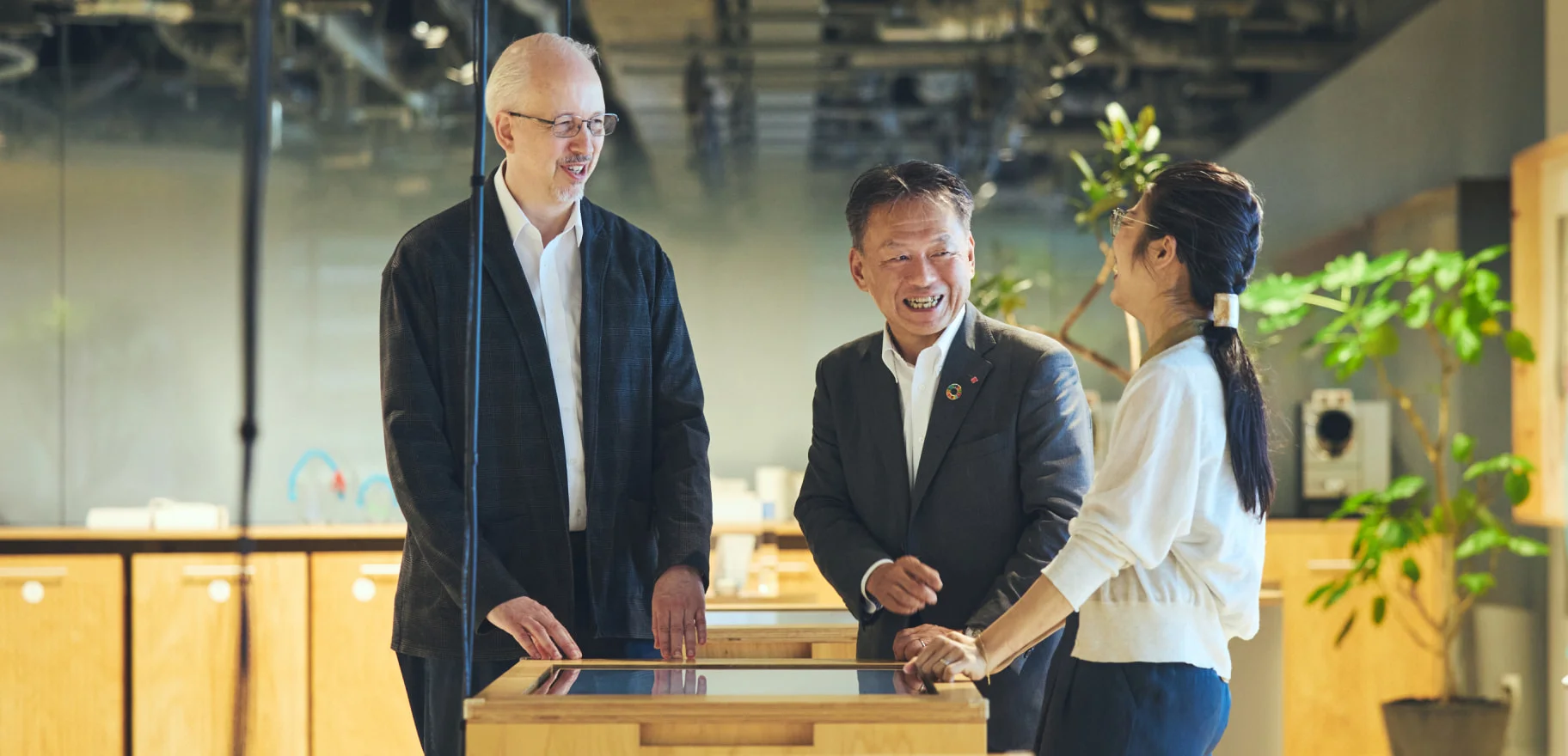 研究室で社員と談笑する山口登造氏