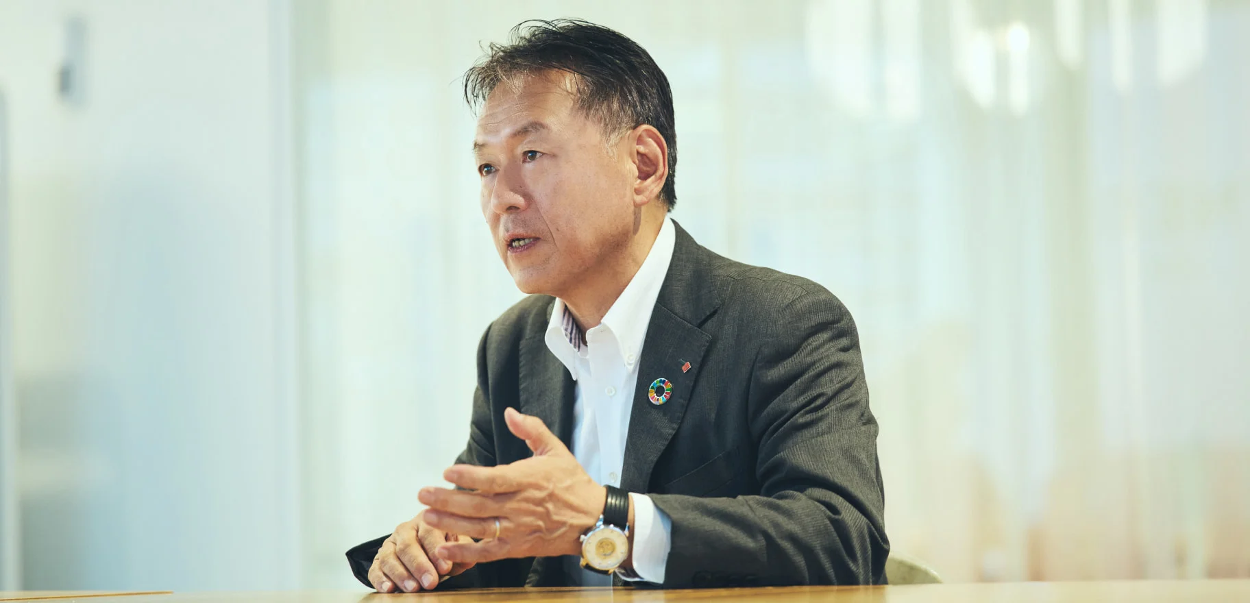 身振りを交え語る山口登造氏