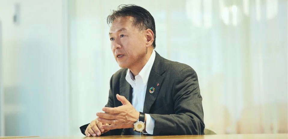身振りを交え語る山口登造氏