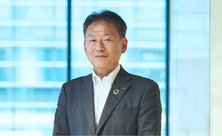 山口登造専務執行役員の正面ポートレート