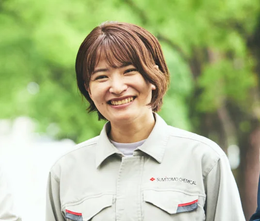 作業着姿で微笑むS. K.