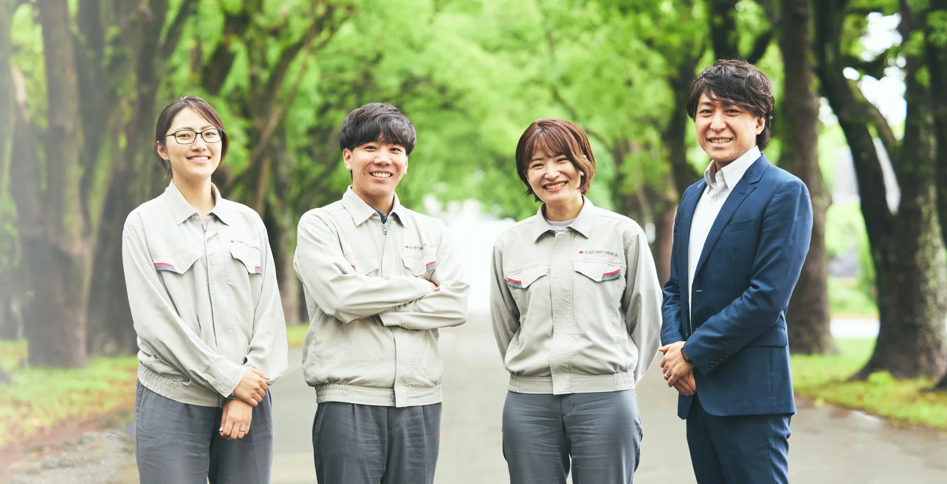 並木道に立つクロストーク登壇者4人