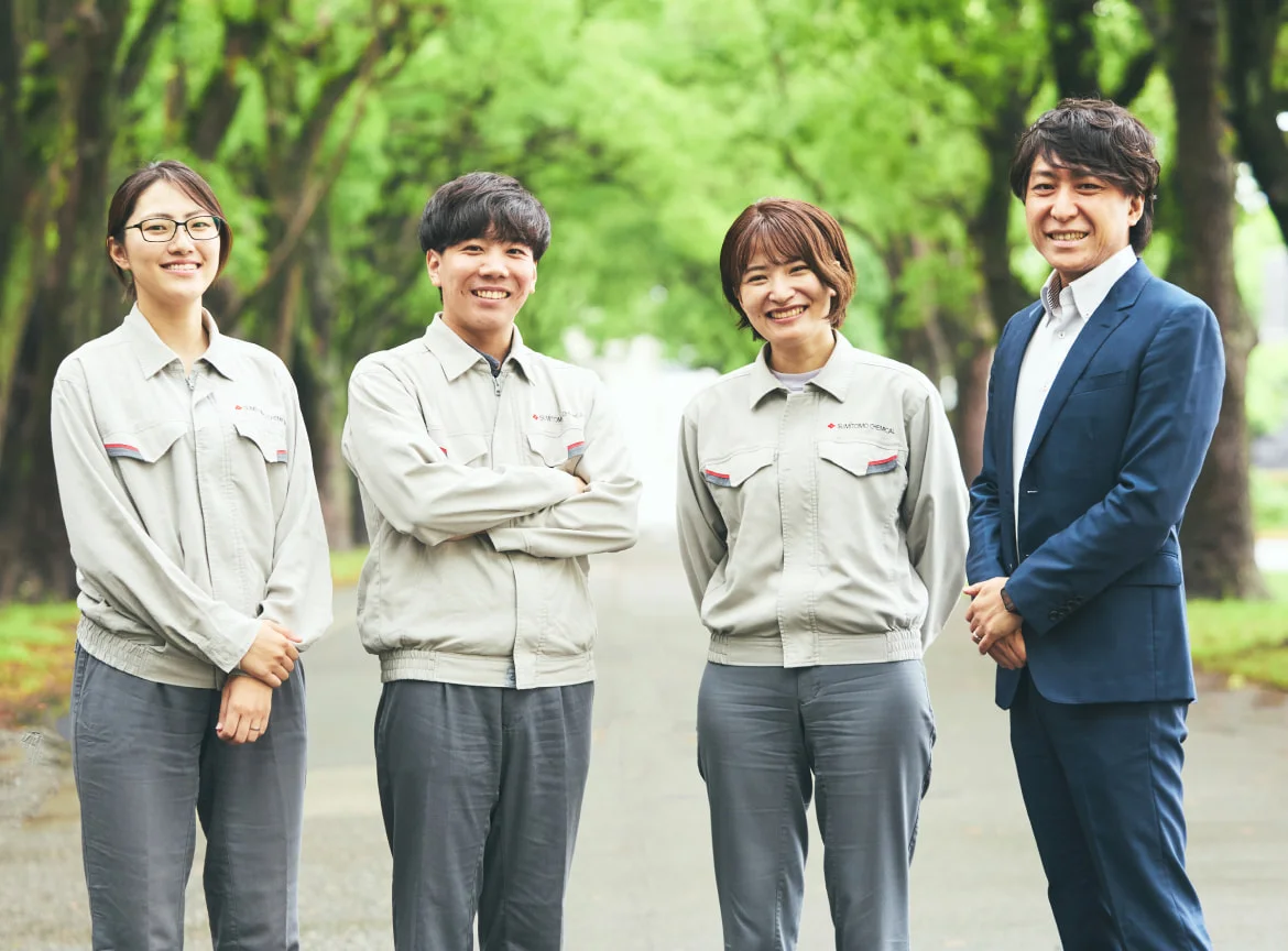並木道に立つクロストーク登壇者4人