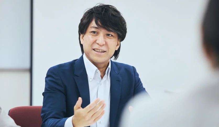 身振りを交えて話すY. T.