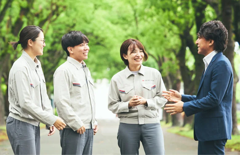 並木道で4人が向き合い話す様子