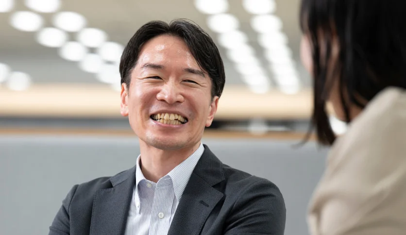 笑顔で話すY. K.