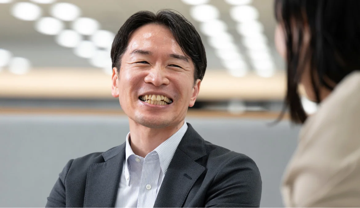 笑顔で話すY. K.
