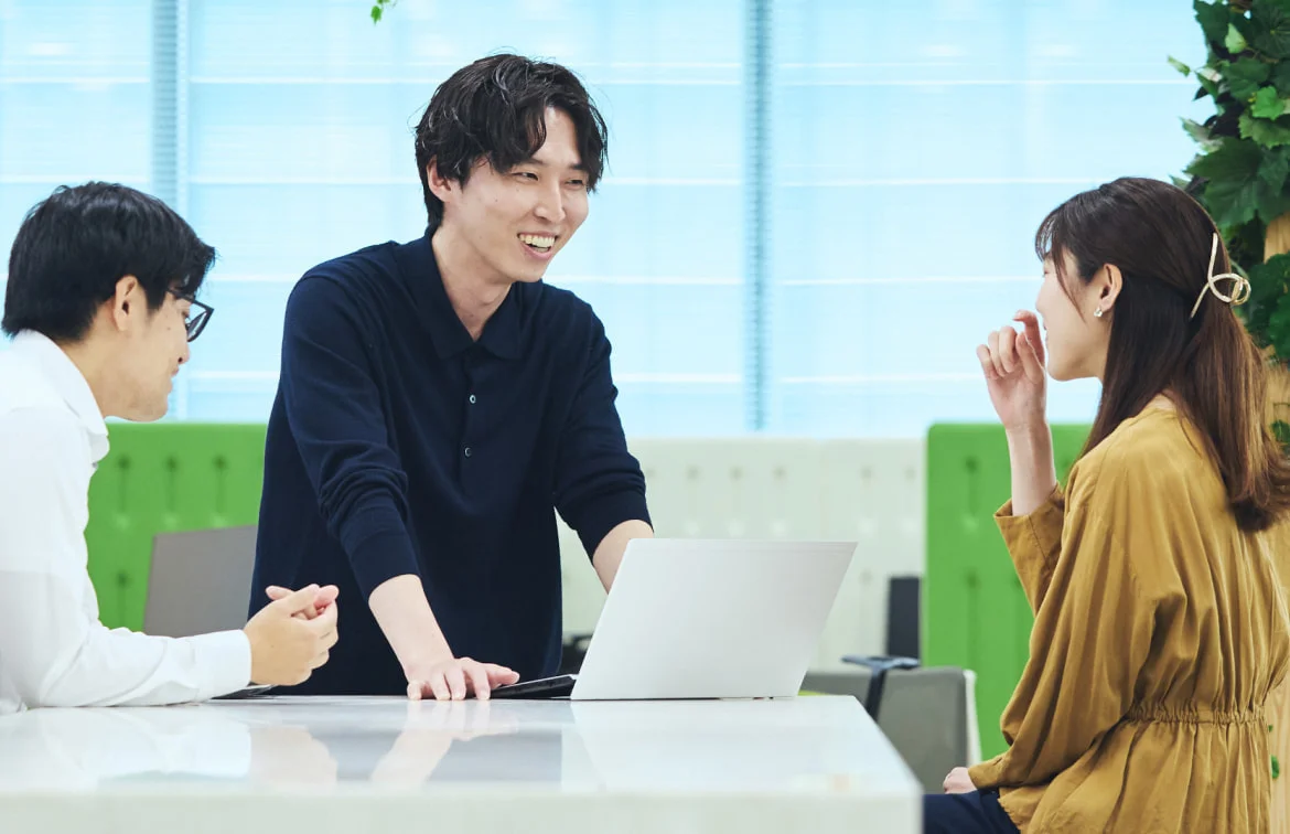 同僚と立ち話するH. R.