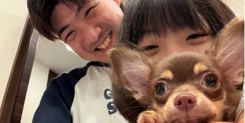 愛犬と触れ合うK. M.と子ども