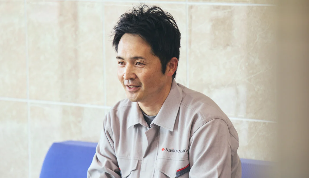 室内でインタビューに応じるS. S.