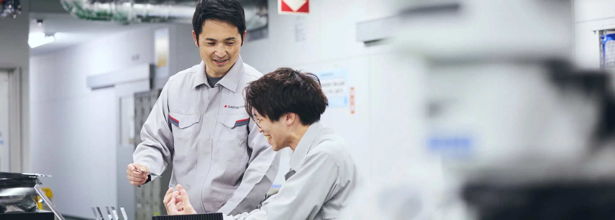 若手社員と笑い合うS. S.