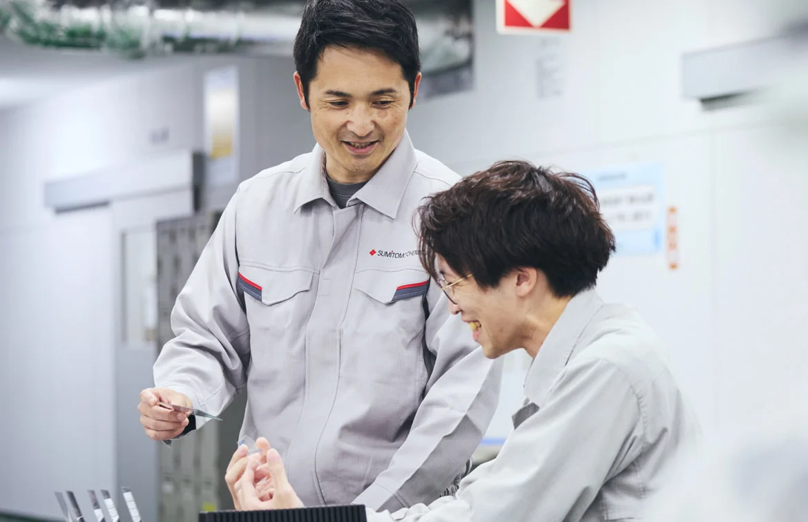 若手社員と笑い合うS. S.
