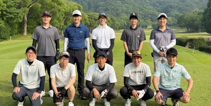 ゴルフ場に集合する10人のグループ