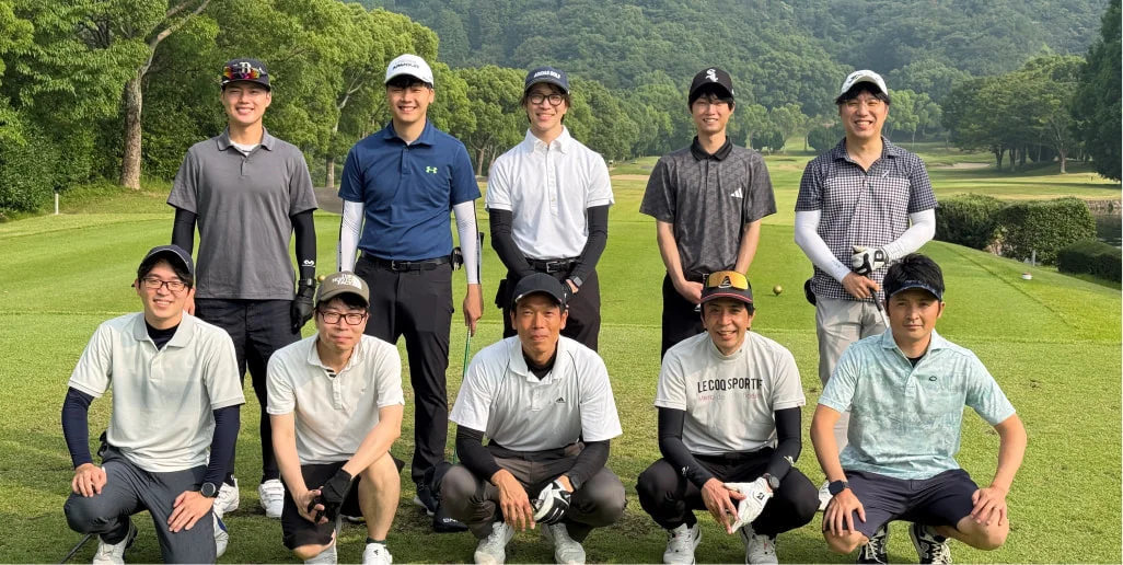 ゴルフ場に集合する10人のグループ