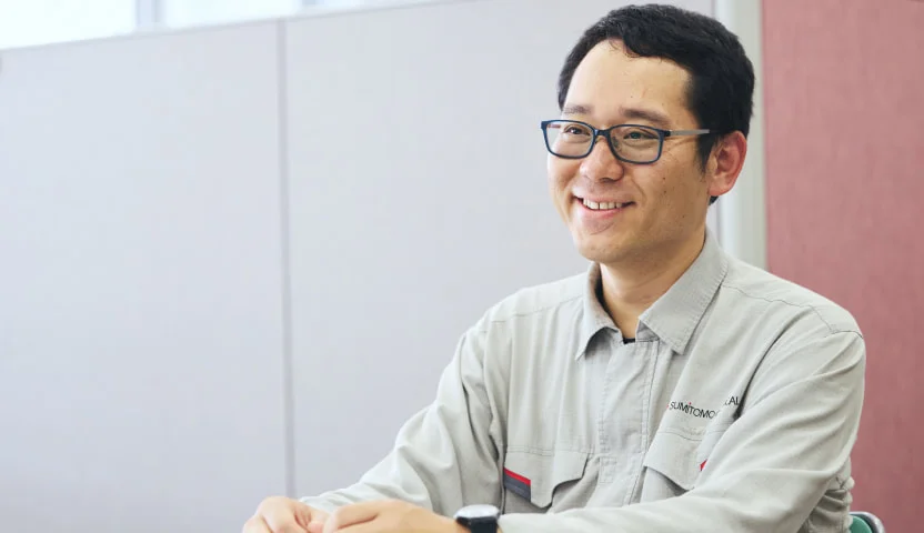 室内で話すN. K.