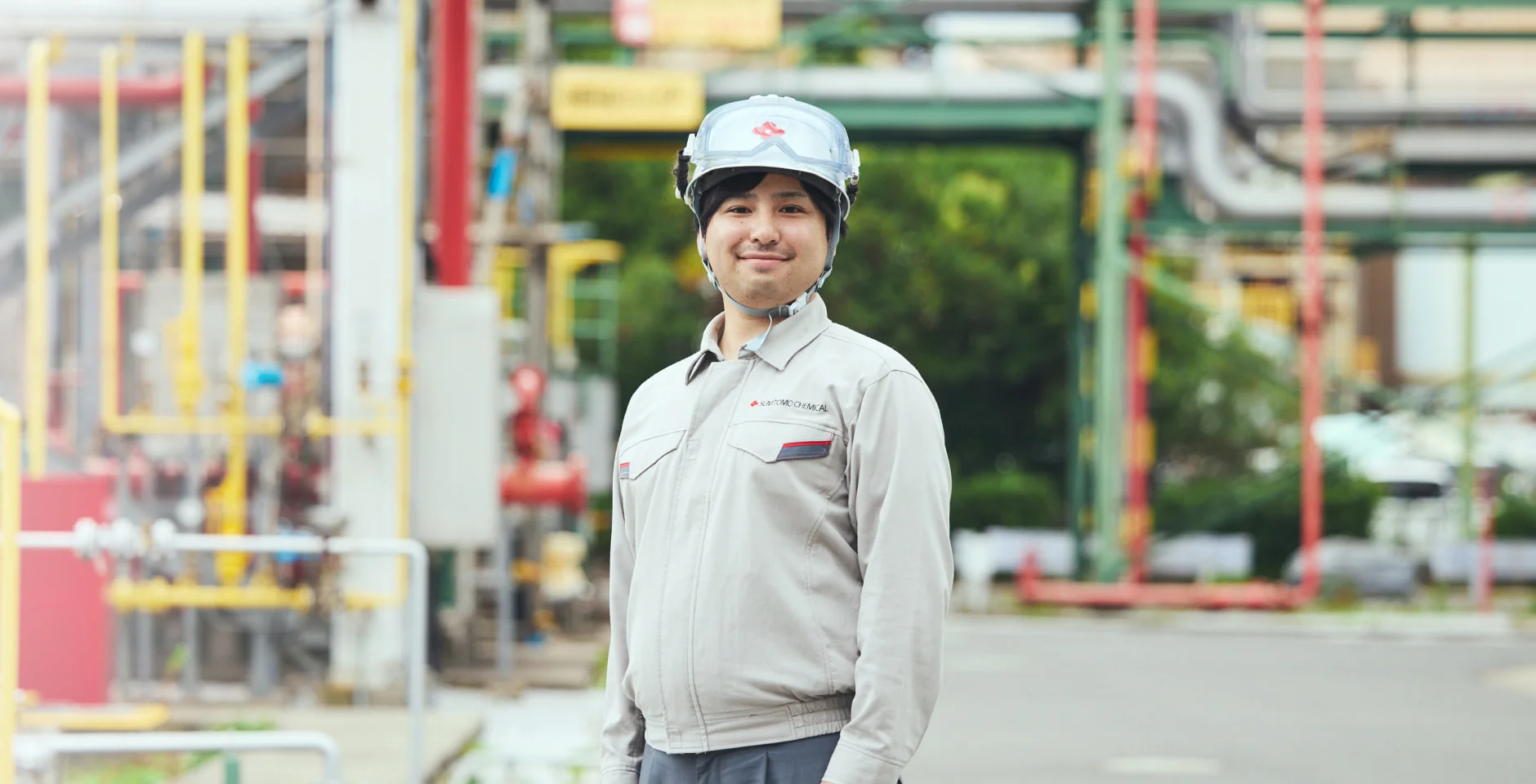 ヘルメット姿でプラントに立つN. Y.