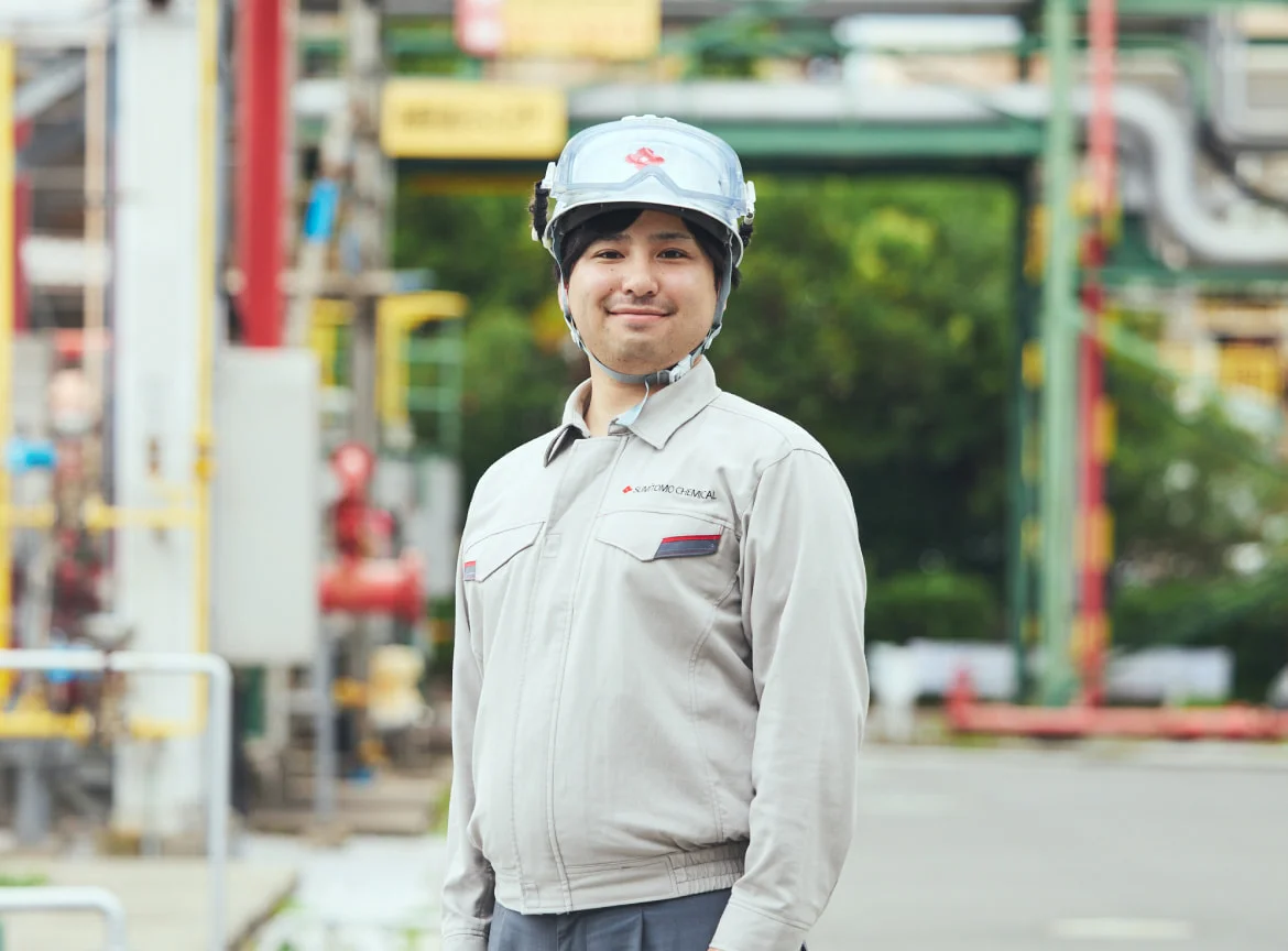 ヘルメット姿でプラントに立つN. Y.