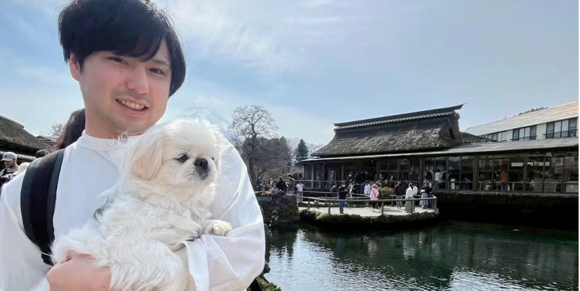 白川郷で愛犬を抱くN. Y.