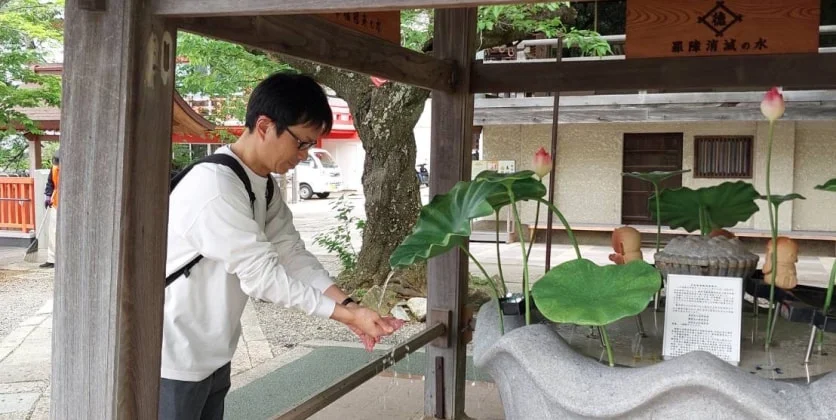 紀三井寺の手水舎で手を清めるH. S.