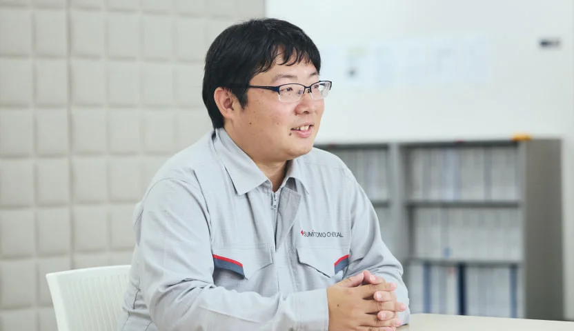 室内で話すM. T.