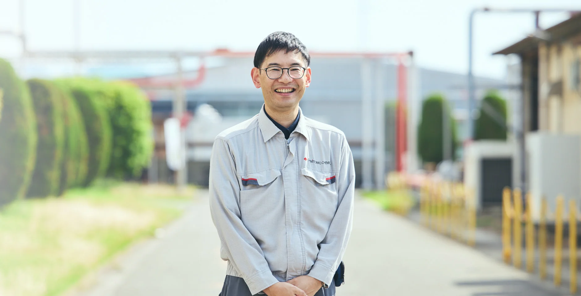 屋外で笑顔を見せるO. T.